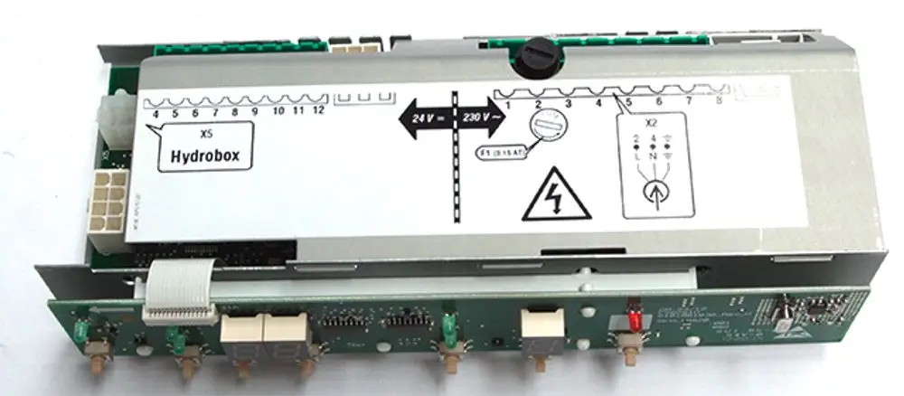 Brennerregler von Daikin mit Anschlussmöglichkeiten und Schaltplänen, platziert auf einer grünen Leiterplatte. Sicherheits- und Spannungsmarkierungen sind sichtbar.